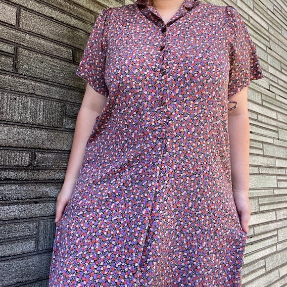 Size M-L ~ Vintage 70s dress ~ Pink and purple striped dress with V-neck and collar